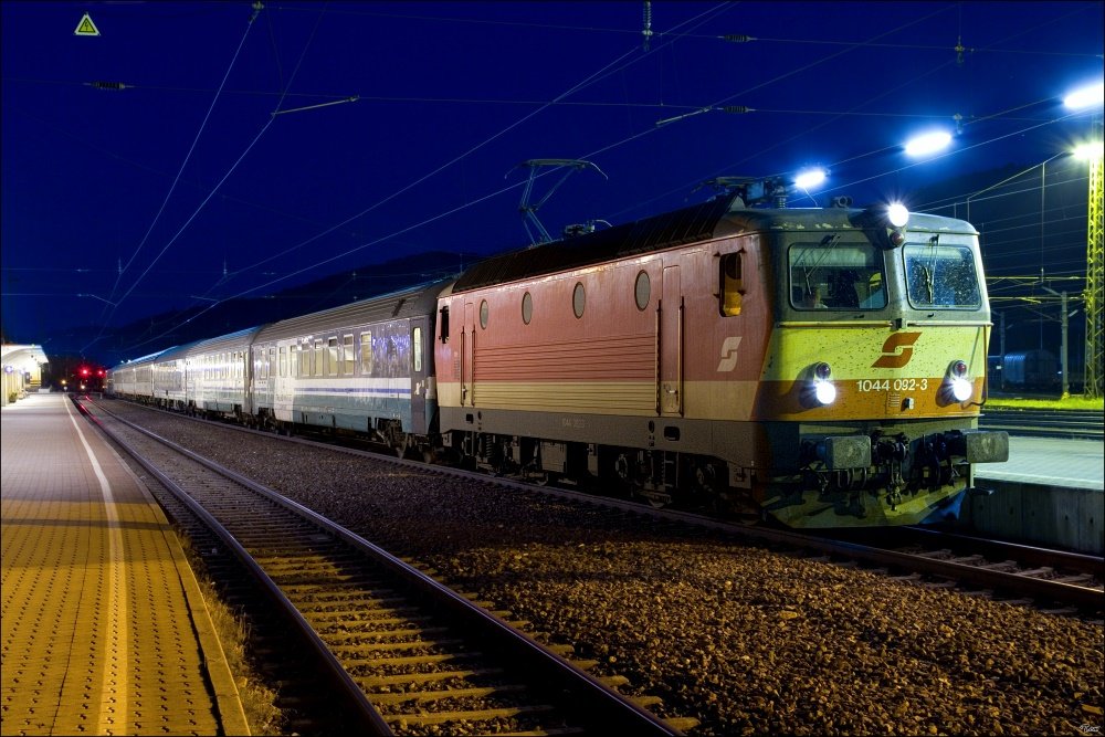 Nachtaufnahme der E-Lok 1044 092 im Schachbrettdesign, welche mit EN 235  Allegro Tosca  von Wien Meidling nach Rom fhrt. 
Knittelfeld 5.6.2010