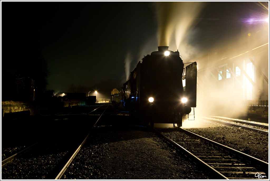 Nachtaufnahme der SZ 33-037 + 06-018 mit SDZ 13400 von Nova Gorica nach Jesenice.
Most na Soci 10.11.2012