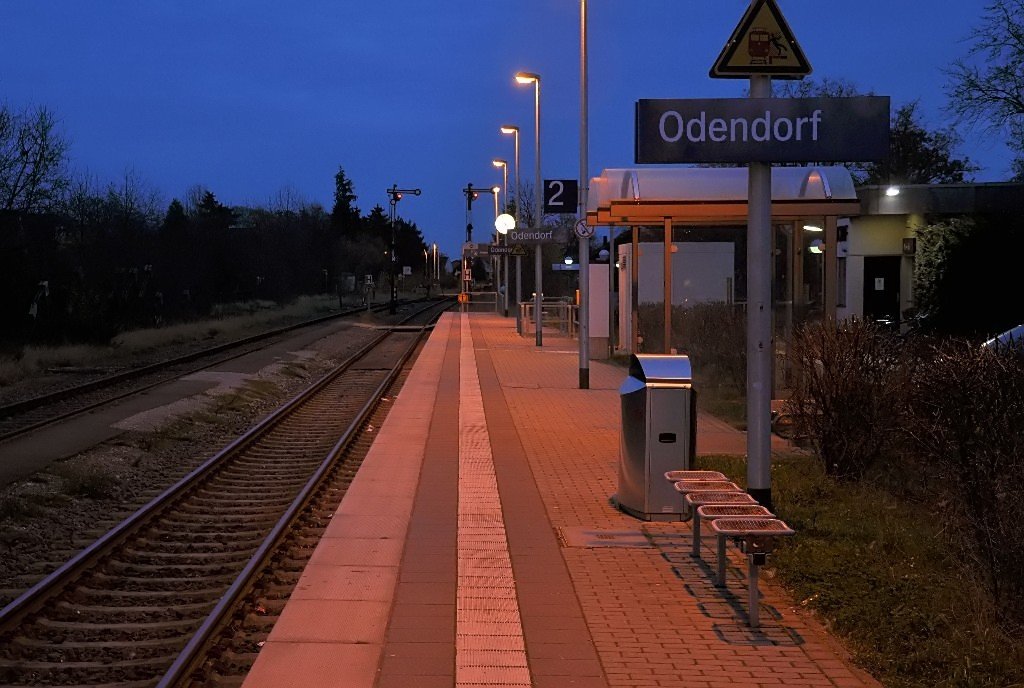 Nachtleben am Bahnhof Odendorf (SU-Kreis)!! Die Ruhe vor dem Sturm, 5 Minuten kam die S-Bahn und es wimmelte von Leuten ( 4 Personen !!). 21.11.2009 