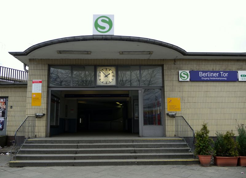 Nachtrag S-Bahnstation  Berliner Tor : der sdliche Eingang - als Gebude wohl kaum zu bezeichnen. Man msste die Deutsche Bahn mal daran erinnern, dass sie auch verantwortlich ist fr das stdtische Erscheinungsbild! Hamburg, 11.3.2012