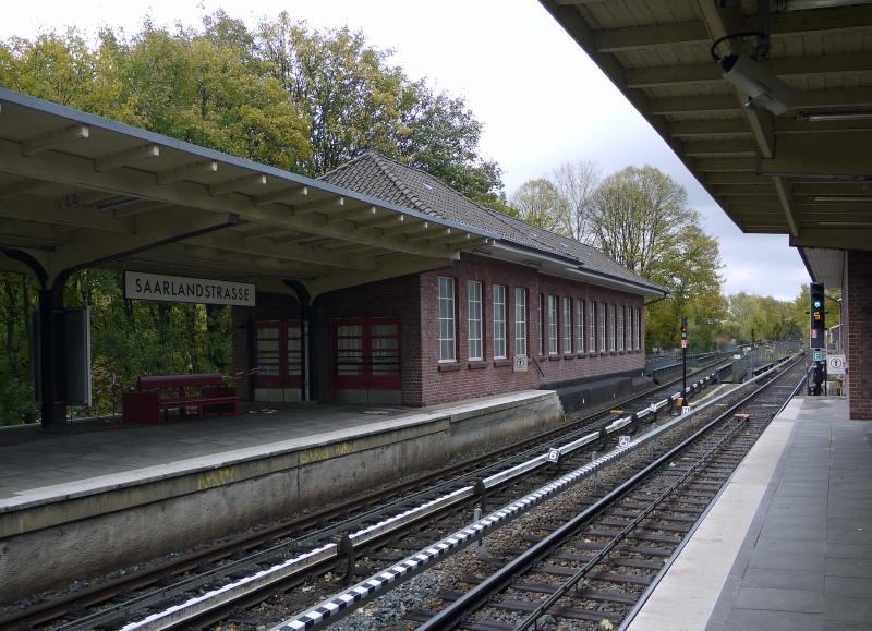 Nachtrag zum Bahnhof Saarlandstrae: Das Abgangsbauwerk des nrdlichen Bahnsteigs von auen. 24.10.2010
