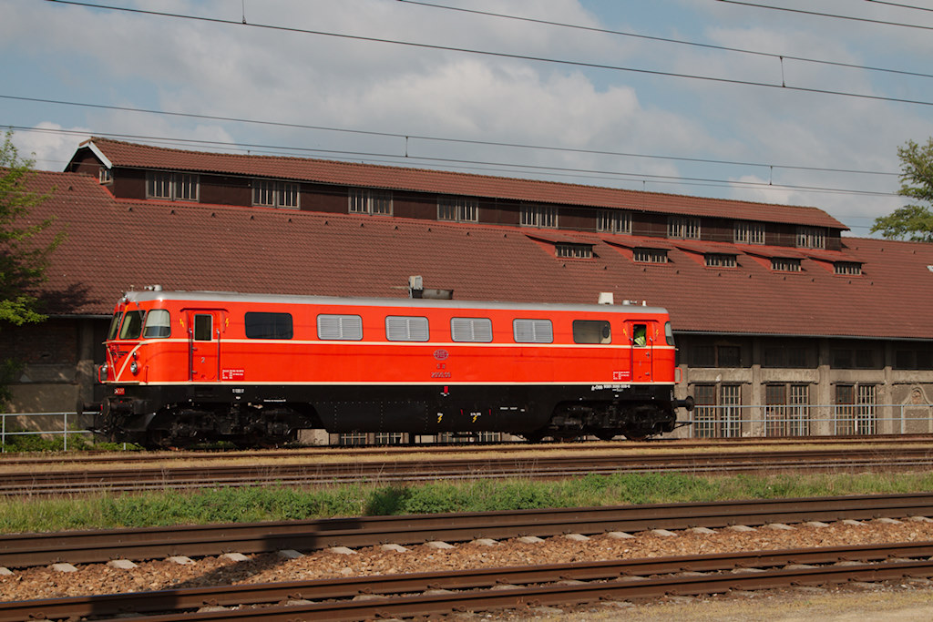 Nachtrag zum Oldtimertreffen in Ernstbrunn: die 2050.09 war als Brandschutzlok unterwegs und ist dem Dampfzug im Blockabstand gefolgt. Entstanden ist diese Aufnahme im Bahnhof Korneuburg. (05.05.2013)