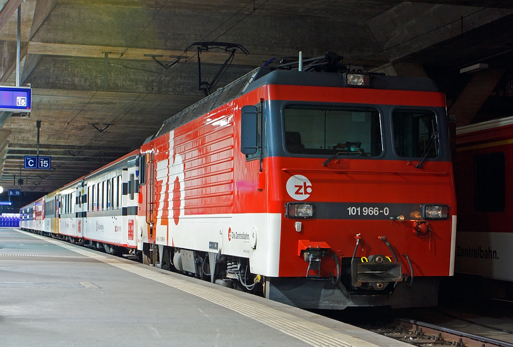 Nachtschwrmereien - Die HGe 4/4 - 101 966-0  der zb  (Zentralbahn) ist am 29.09.2012 (4:44 Uhr) mit einem Zug der zb im Bahnhof Luzern abgestellt. Die HGe 4/4 101 ist eine schmalspurige (1.000 mm) gemischte Zahnrad- und Adhsions-Lokomotive, die Techn.Daten sind: 
Die Dauerleistung betrgt 1.875 kW, die Hchstgeschwindigkeit betrgt bei Adhsion 100 km/h mit Zahnrad 40 km/h, das Zahnradsystem ist Riggenbach, die Lok wiegt 63 t und hat eine Lnge von 14,8 m ber Puffer.