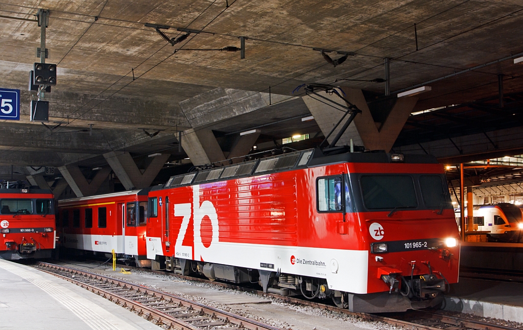 Nachtschwrmereien - Die zb  (Zentralbahn) HGe 4/4 - 101 965-2  ist am 29.09.2012 (4:40 Uhr) mit einem Zug der zb im Bahnhof Luzern abgestellt. Die HGe 4/4 101 ist eine schmalspurige (1.000 mm) gemischte Zahnrad- und Adhsions-Lokomotive, die Techn.Daten sind: 
Die Dauerleistung betrgt 1.875 kW, die Hchstgeschwindigkeit betrgt bei Adhsion 100 km/h mit Zahnrad 40 km/h, das Zahnradsystem ist Riggenbach, die Lok wiegt 63 t und hat eine Lnge von 14,8 m ber Puffer.