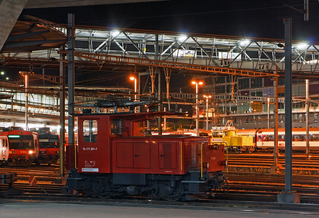 Nachtschwrmereien - Rangiertraktor Te 171 201-7 (ex SBB Te 2/2 - 201) der zb  (Zentralbahn) abgestellt am 29.09.2012 (4:42 Uhr) im Bahnhof Luzern. Diese Te III wurde 1959 von der SLM (Schweizerische Lokomotiv- und  Maschinenfabrik, Winterthur) unter der Fabriknummer  4397 gebaut.