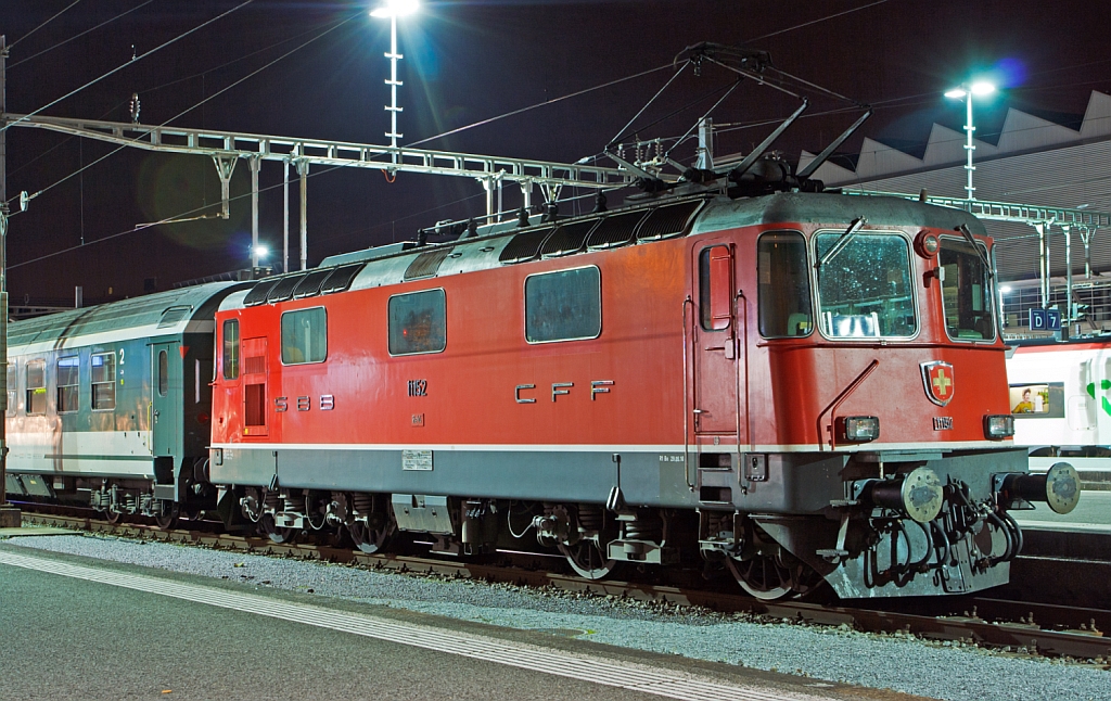 Nachtschwrmereien - Die SBB Re 4/4  - 11152 ist am 29.09.2012 (3:31 Uhr) im Bahnhof Luzern abgestellt. Diese Lok ist eine der letzten aus der 1. Bauserie. Diese Bo'Bo' Universallokomotiven haben eine Leistung von 4700 kW (6320 PS) und eine Hchstgeschwindigkeit von 140 km/h, in der Schweiz ist nicht Hchstgeschwindigkeit  sondern Leistung das entscheidende.