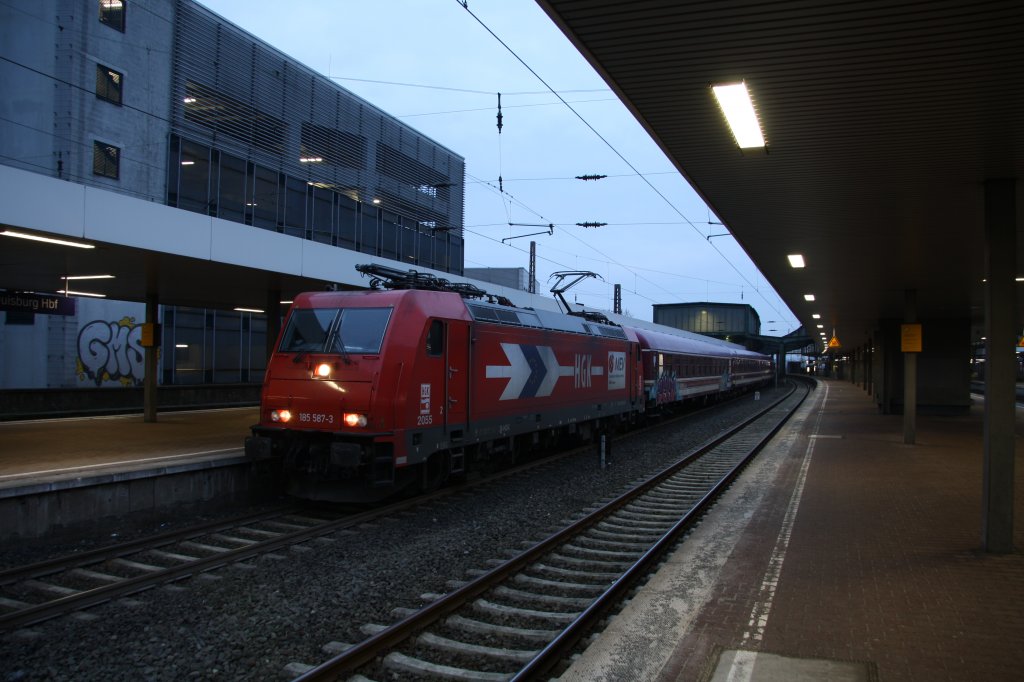 Nachtzug I:
185 587-3 (HGK 2055) mit DPF 13288/13290 (Schneeexpress I/II), insgesamt 15 Wagen lang, am 14.03.10 in Duisburg. An diesem Morgen der einzige pnktliche Nachtzug.