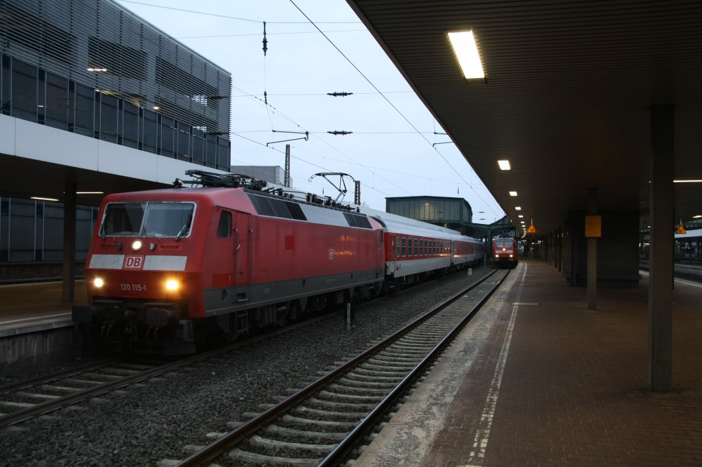 Nachtzug II:
120 115-1 mit dem CNL 1318 am 14.03.10 in Duisburg.