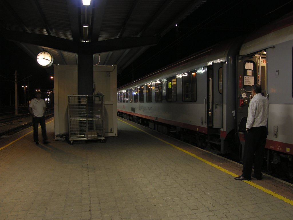 Nachtzugstimmung in den ersten Auguststunden 2010 am Salzburger Hauptbahnhof.
Aufgenommen wurde der EC von Bregenz nach Wien West