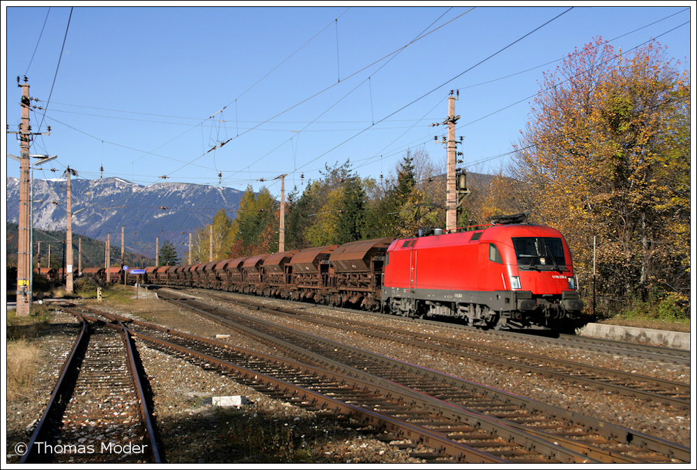 Nackte 1116.238 ohne BB-Wortmarke fhrte am 30.10.2010 den GAG 49417 ber den Semmering. Die beiden Nachschiebeloks 1142.609 und 1142.639 schoben diesen Zug von Gloggnitz bis Mrzzuschlag nach. Aufgenommen im Bf. Eichberg.