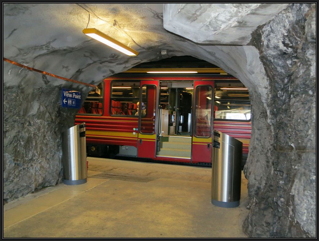 Nchster 5 Minuten Aussichtshalt beim Fenster Eismeer auf 3158m. (23.10.2012)