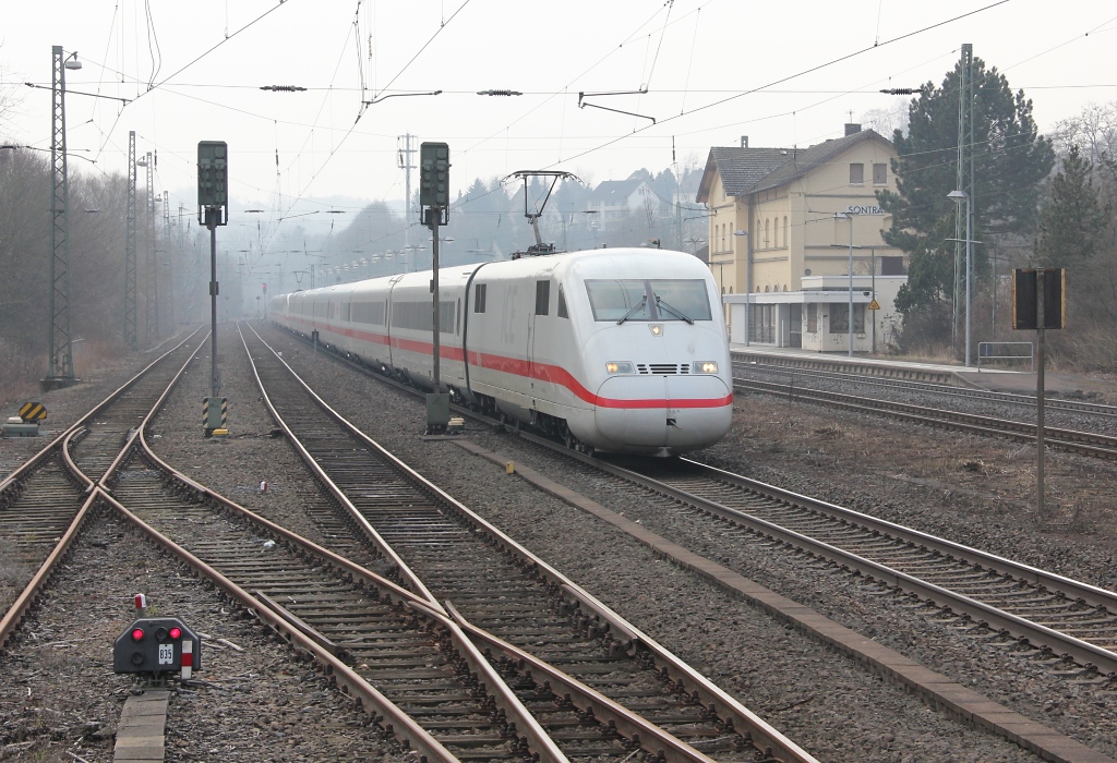 Nchster Foto-Halt zum Fernverkehrs-Umleiter-Spektakel am Osterwochenende war Sontra. Zwei ICE 2 Einheiten durchfahren den Bahnhof in Richtung Norden. Aufgenommen am 29.03.2013.