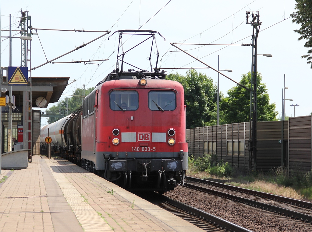 N�chster Fotohalt am 29.06.2012 war dann Dedensen-G�mmer. Hier konnte als erstes 140 833-5 mit einem gemischtem Gz in Fahrtrichtung Wunstorf abgelichtet werden.