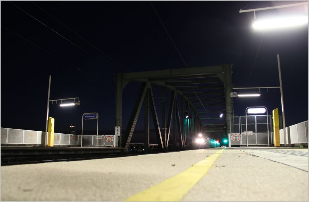 Nchtliche Talent - Einfahrt in die Station Wien Handelskai, am ersten Tag der Umstellung auf Rechtsfahren. 6.8.12