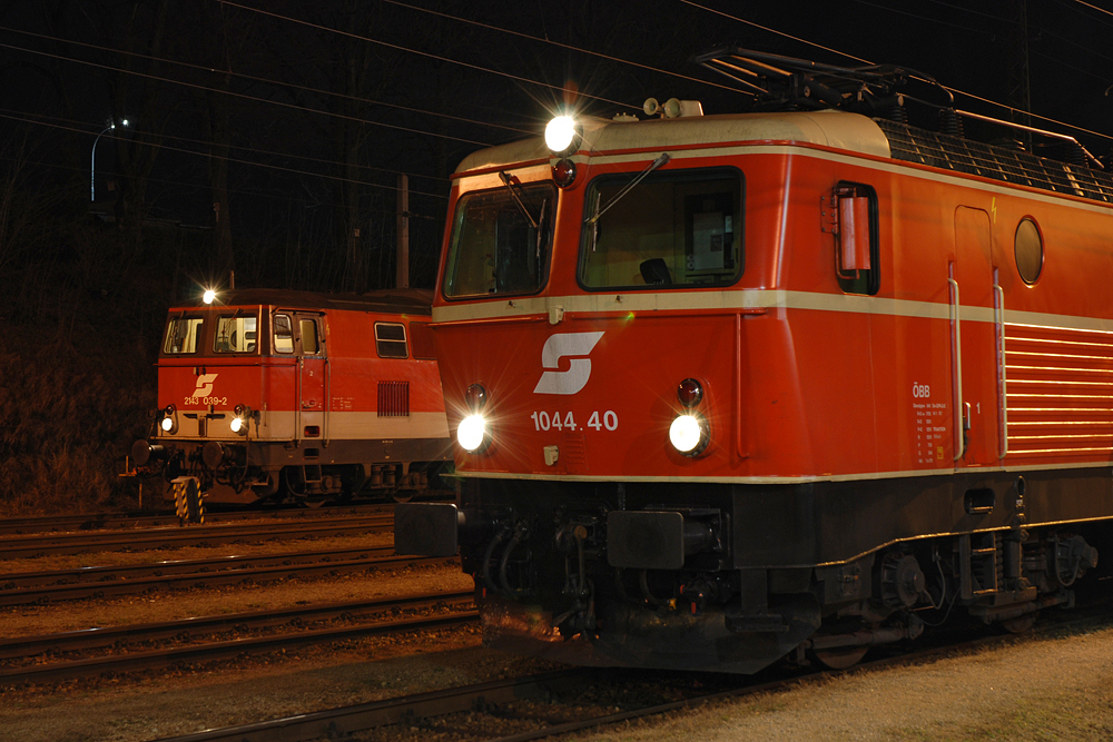 Nchtliches Treffen zwischen 2143 039 und 1044.40 in Sigmundsherberg, 17.03.2008.