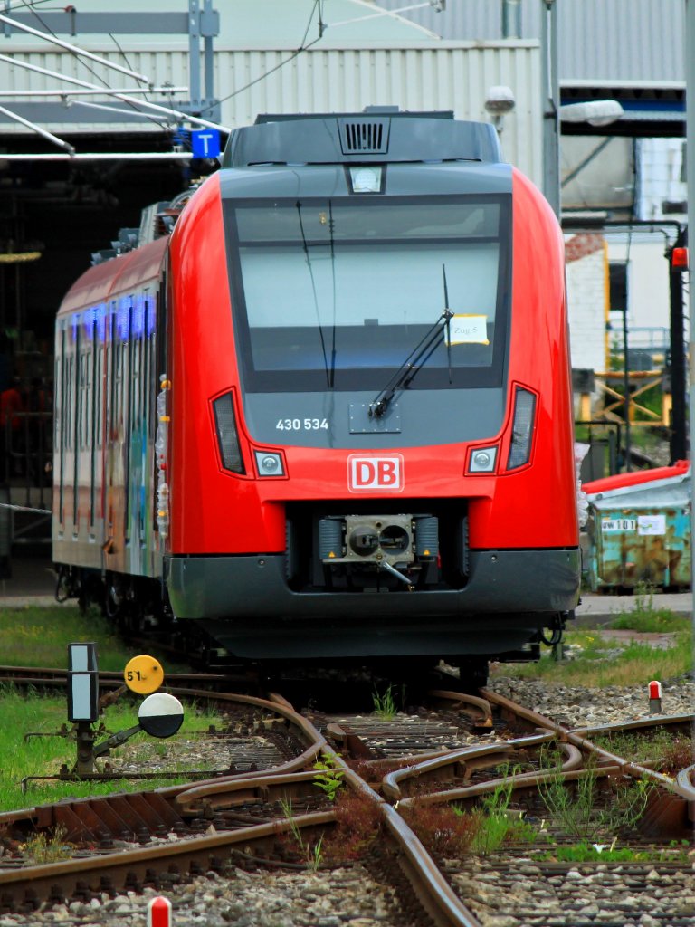 Nagelneuer Triebzug, 430 534 am 03.06.2012 im Bombardierwerk in Aachen. Das Bild wurde von der Kranzstrasse aus gemacht. 