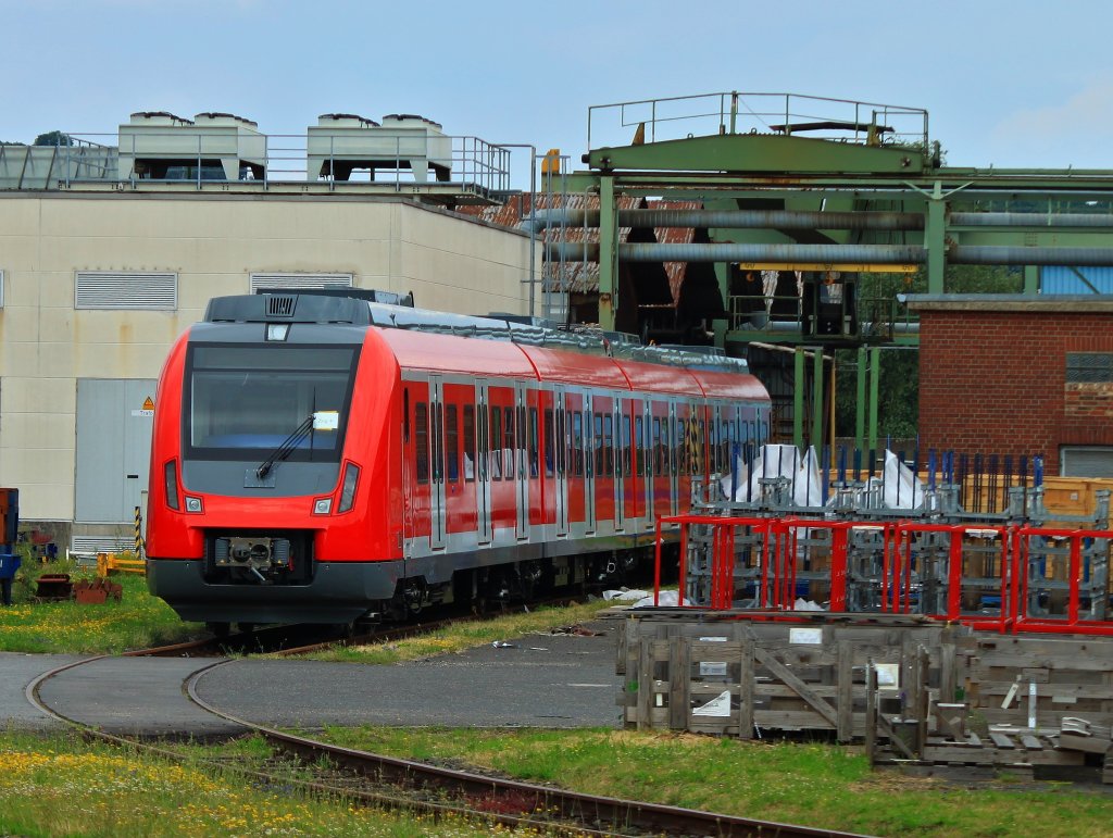 Nagelneuer Triebzug noch ohne Nummer am 03.06.2012 im Bombardierwerk in Aachen. Das Bild wurde von der Kranzstrasse aus gemacht. 
