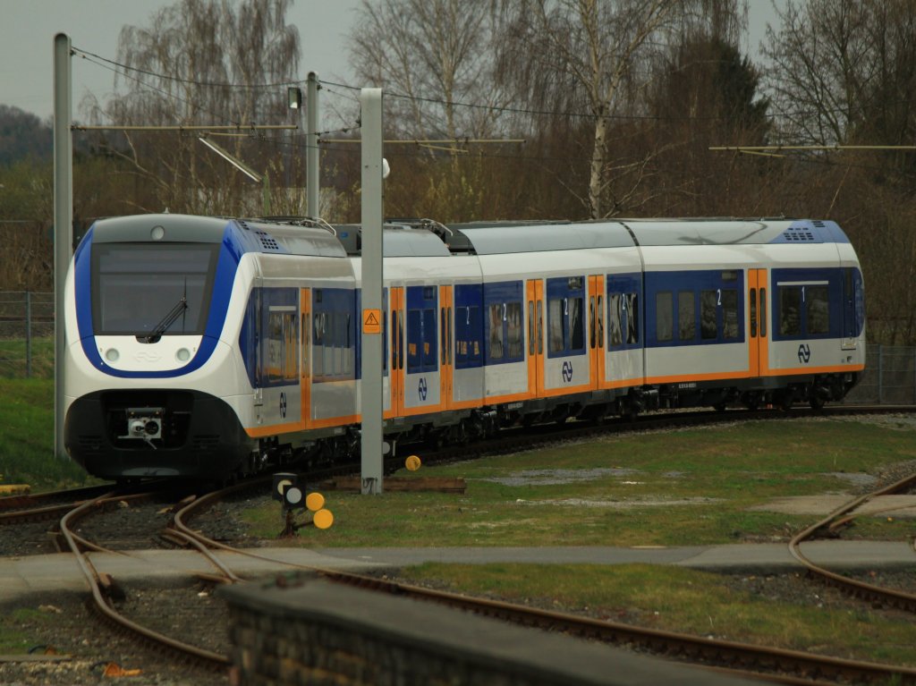 Nagelneuer vierteiliger SLT fr die Niederlande am 26.03.2011 im Bombardierwerk in Aachen. Das Bild wurde von der Kranzstrasse aus gemacht.