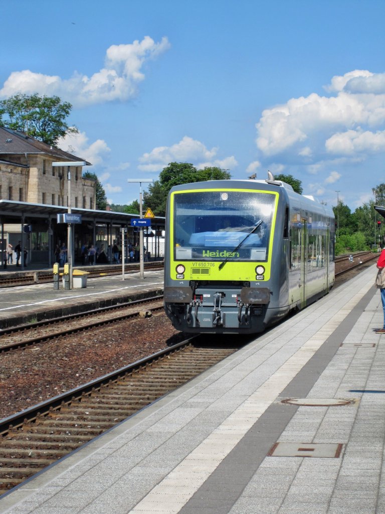 nagelneuer VT650 der agilis im Bahnhof Neuenmarkt-Wirsberg am Tag der Betriebsaufnahme 12.06.2011 als RE Richtung Weiden