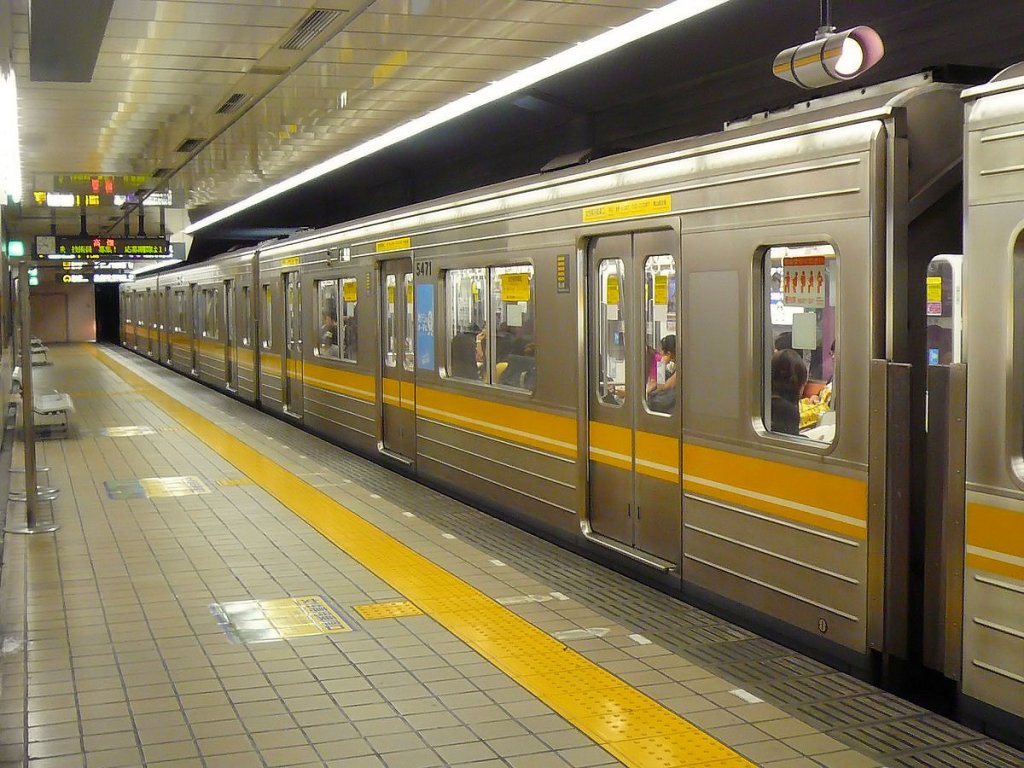 Nagoya U-Bahn: Higashiyama-Linie, Serie 5050: In diesen Wagen (5471, in Zug Nr.21) dürfen während der Hauptverkehrszeiten nur Frauen einsteigen. Motoyama, 24.September 2009. 