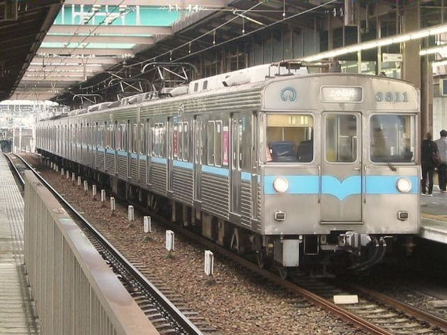 Nagoya U-Bahn: Tsurumai-Linie (1977-1993 gebaut; 1067mm-Spur, Strom ab Fahrleitung, 20,4km lang). Die Tsurumai-Linie unterquert Nagoya von Norden nach Osten; im Osten ist sie mit der Strecke des Meitetsu-Konzerns zur Automobilstadt Toyota verknüpft, im Norden mit der Meitetsu-Strecke zur Stadt Inuyama; U-Bahnzüge fahren bis Toyota bzw. Inuyama. Im Bild ein Zug Serie 3000 (15 6-Wagenzüge, Baujahr 1977), Endwagen 3811, Kami Otai, 24.März 2007. 