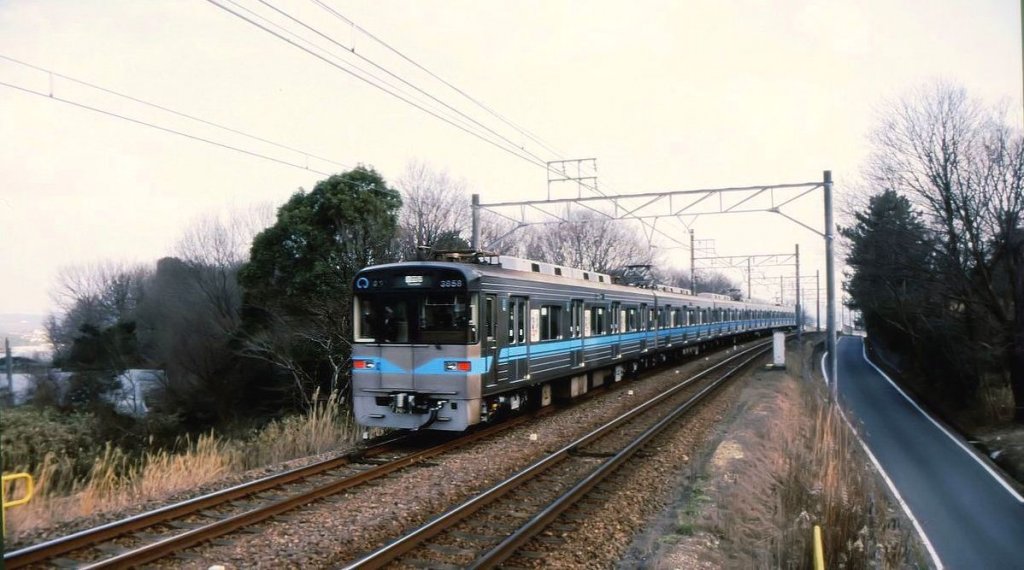 Nagoya U-Bahn, Tsurumai-Linie, Serie 3050. 10 6-Wagenzüge, Baujahr 1993 (2 Wagen Baujahr 1977). Bild: Zug Nr. 8 mit Endwagen 3858 auf der Strecke des Meitetsu-Konzerns in der Nähe der Stadt Toyota. Kami Toyota, 10.Februar 2007. 