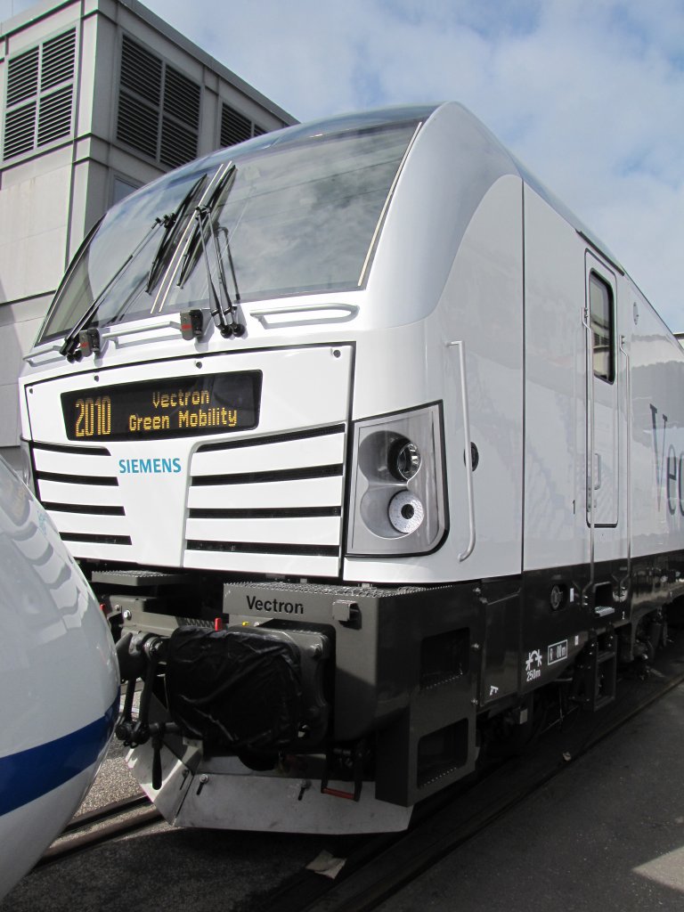Nahaufnahme am 21.09.210 auf der Innotrans ,leider hat man die  Vectron  der Firma Siemens sehr eng zusammengestellt.
