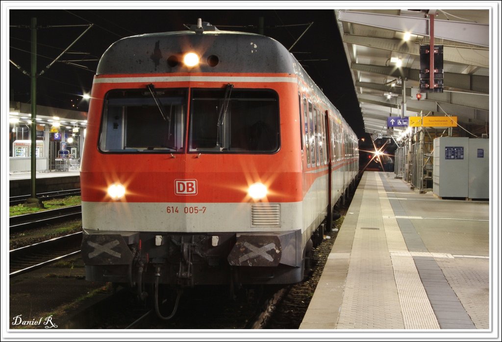 Nahaufnahme des 614 005 der jetzt die RE Einheit nach Nrnberg bildet. So gesehen am 01.11.2010 in Regensburg Hbf. 