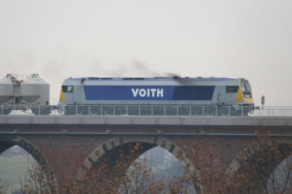 Nahaufnahme von der schwer arbeitenden Voith Maxima auf dem G�ltzschtalviadukt beu Netschkau.16.11.09.