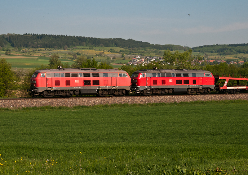 Nahaufnahmen der beiden Loks des AZ 1379 (Hamburg-Altona - Lrrach), welche am 24. April 2011 bei Erzingen abgelichtet wurden. Es zogen die Haltinger 218 343-2 und 218 326-7.