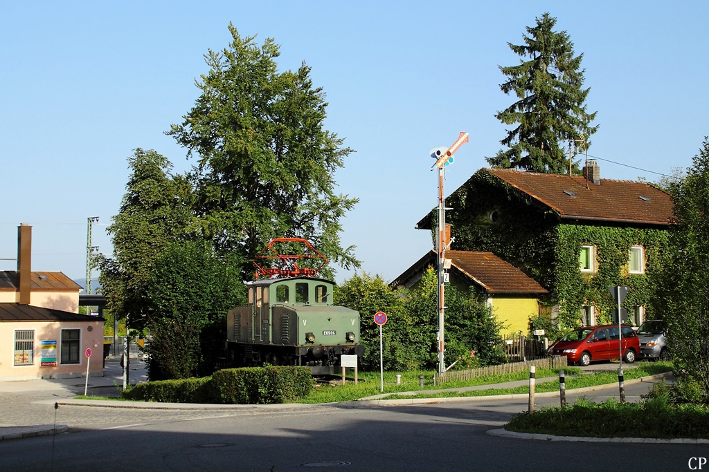 Nahe dem Bahnhof Murnau wurde E 69 04 zusammen mit einem bayrischen Flügelsignal aufgestellt. Sie war bis zu ihrer Ausmusterung 1977 auf der Strecke Murnau-Oberammergau im Einsatz. (21.8.2011)