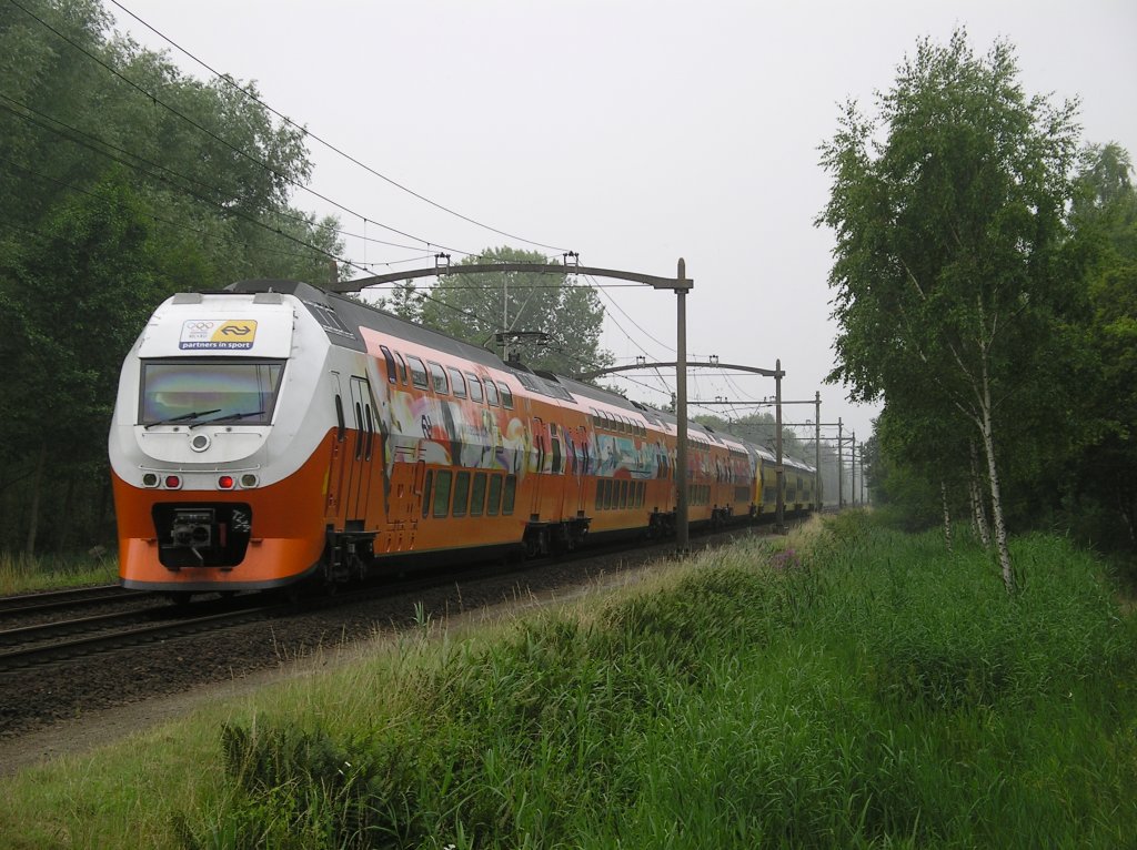 Nahe Oisterwijk entstand im Juni 2009 dieses Bild eines niederlndischen Nahverkehrszuges in Sonderlackierung.
