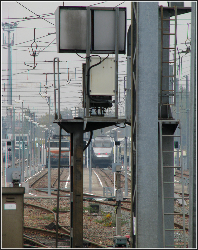 Nahezu unfotografierbar II - 

Bahn-Abstellanlage in Straßburg westlich des Haltepunktes Strasbourg Krimmeri-Meinau. 

29.10.2011 (M)