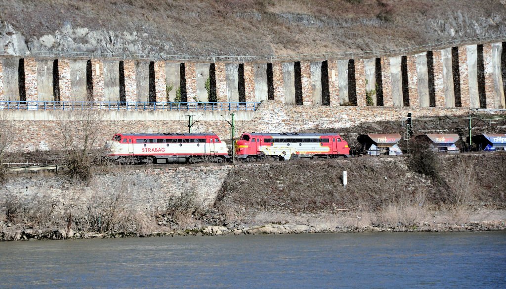 Nahob Doppeltraktion -STRABAG-  am anderen Rheinufer  kurz hinter Neuwied Richtung Bonn - 10.03.2010