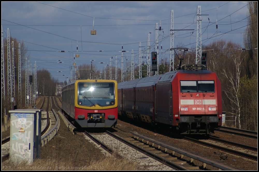 Nahverkehr vs. Fernverkehr: W�hrend ein Zug der BR 481 auf der S2 nach Buch gerade den Bahnhof Berlin-Karow verl�sst, f�hrt 101 092-5 mit einem EC dem n�chsten Halt Bln.-Gesundbrunnen entgegen (gesehen Berlin Karow 19.03.2012)