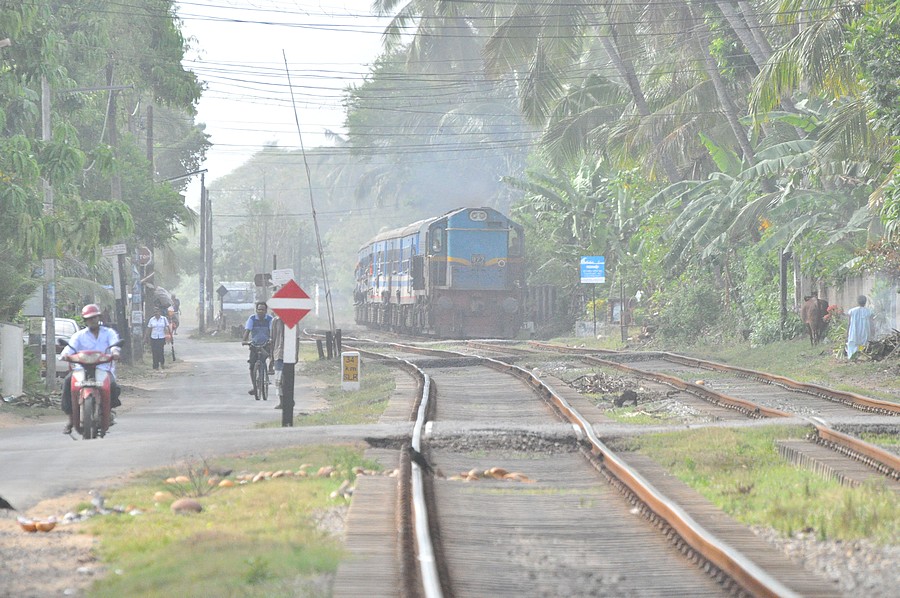 Nahverkehrszug auf Sri Lanka (Ceylon) .
Auf der Westseite der Insel auf der Strcke Colombo - Galle, kurz vor der Einfahrt in den Bahnhof Wadduwa.