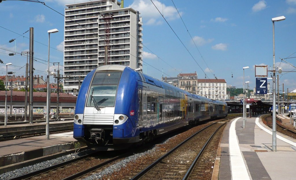 Nancy Ville, am 29.05.10:
Als RE des ter Lorraine-Verkehrs ist auch ein solcher Zug normalerweise im Einsatz. Hierbei drfte es sich aber um eine Lz-Ausfahrt handeln.
Hauptschlich wre zu erwhnen, dass auch neben dem regen Zugverkehr, die, bis auf die Minute genaue Abfertigung zur Ausfahrtfreigabe der SNCF, schon fasziniert..
