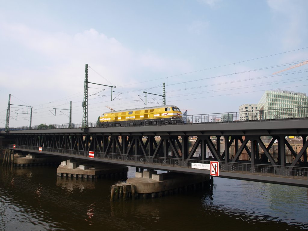 Nanu, was kommt denn da angebrummt? Die Überraschung des Tages schlechthin bildete die V 320 001 der Fa. Wiebe auf der Hamburger Oberhafenbrücke in Richtung Hbf am 21.05.2011.