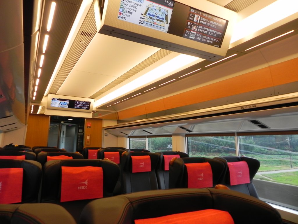 Narita Express (Typreihe E259 - Wagen der Green Class oder auch 1.Klasse)
Oben als Digitalanzeige die nchsten Stationen und Verbindungen, unten angenehme Ledersitze mit einer sehr groen Beinfreiheit.