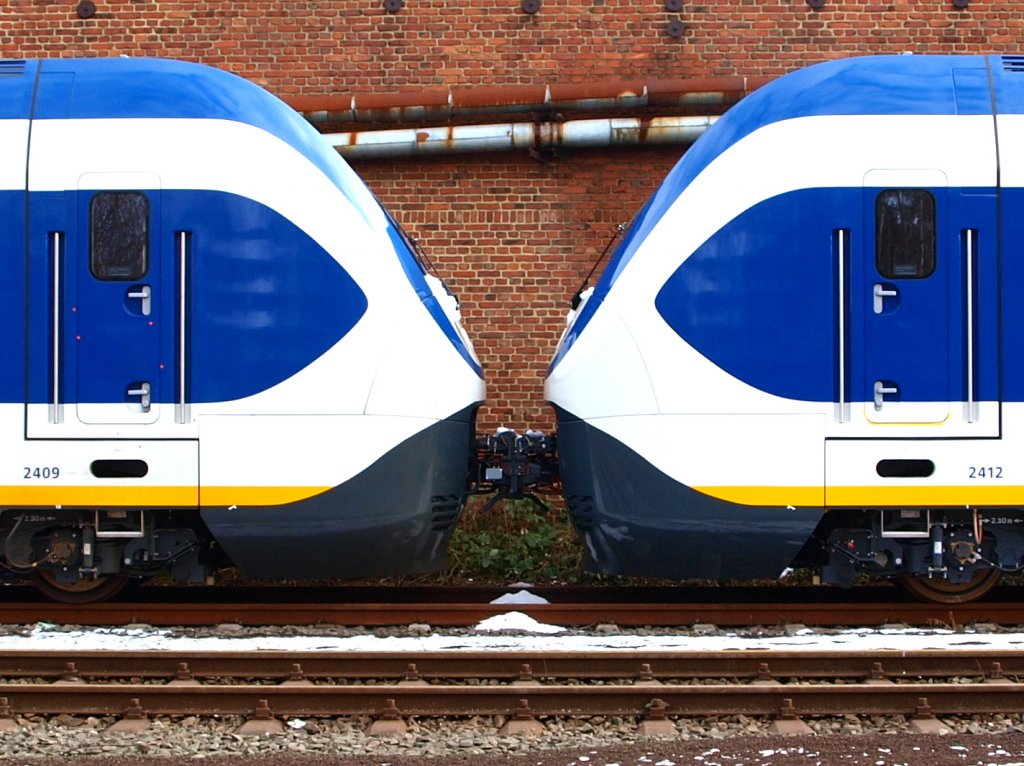 Nase an Nase stehen 2 nagelneue Sprinter Lighttrain BR2600 Triebzge der Firma Bombadier in Aachen. Die Triebzge sind fr die Niederlande bestimmt. Sie stehen auerhalb des Produktionsgelndes auf einem Ausliefergleis und knnen dort von einem ffendlichen Parkplatz aus bewundert werden. 21.02.2010