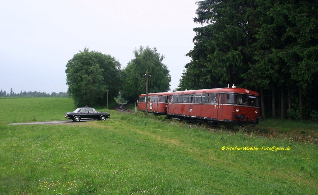 Natrlich auch in Farbe, gibt es das 125. jhrige Bahnjubilum Mnchberg-Helmbrechts mit dem Taxi von 1970 bei Wstenselbitz. So htte es also damals ausgesehen....
Fotografischer Dank dem MEC 01 , aufgenommen am 3.Juni 2012.