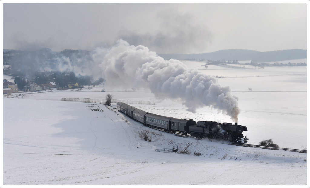 Natrlich durfte in weiterer Folge eine Aufnahme am „Weinviertler Jingpeng-Pa“ nicht fehlen. 52.100 vom Heizhaus Strasshof nimmt mit ihrem SR 14370 am 17.2.2013 die Steigung am Mollmannsdorfer Berg in Angriff. (Normalversion)

http://www.eisenbahnmuseum-heizhaus.com/