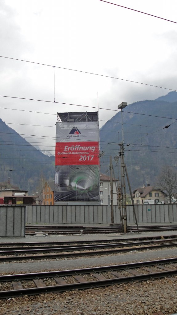 Natrlich kein Abbau und dazu neues Erscheinungsbild: Am Nachmittag des 15.04.10 hat der Aussichtsturm in Erstfeld ein neues Werbeplakat erhalten. NEAT-Erffnung 2017. Die blaue Sponsorentafel des 125 Jahr-Jubilum hieng nun fast 3 Jahre.