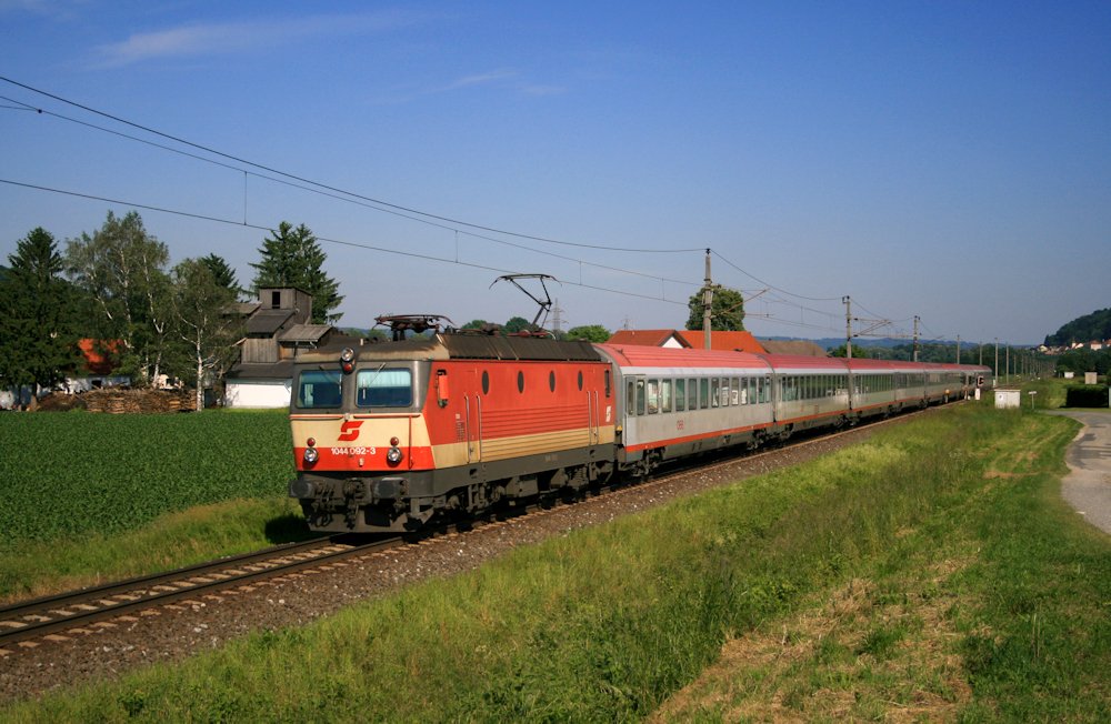 Natrlich wurden die beiden letzten wolkenlosen Tage von mir fotografisch ausgenutzt. Am Sonntag dem 6.6.2010 war das schnere  Schachbrett  fr die Schnellzge 234, 257 und 258 eingeteilt. Das Foto zeigt die 1044.092 mit dem EC 258 bei Wildon.