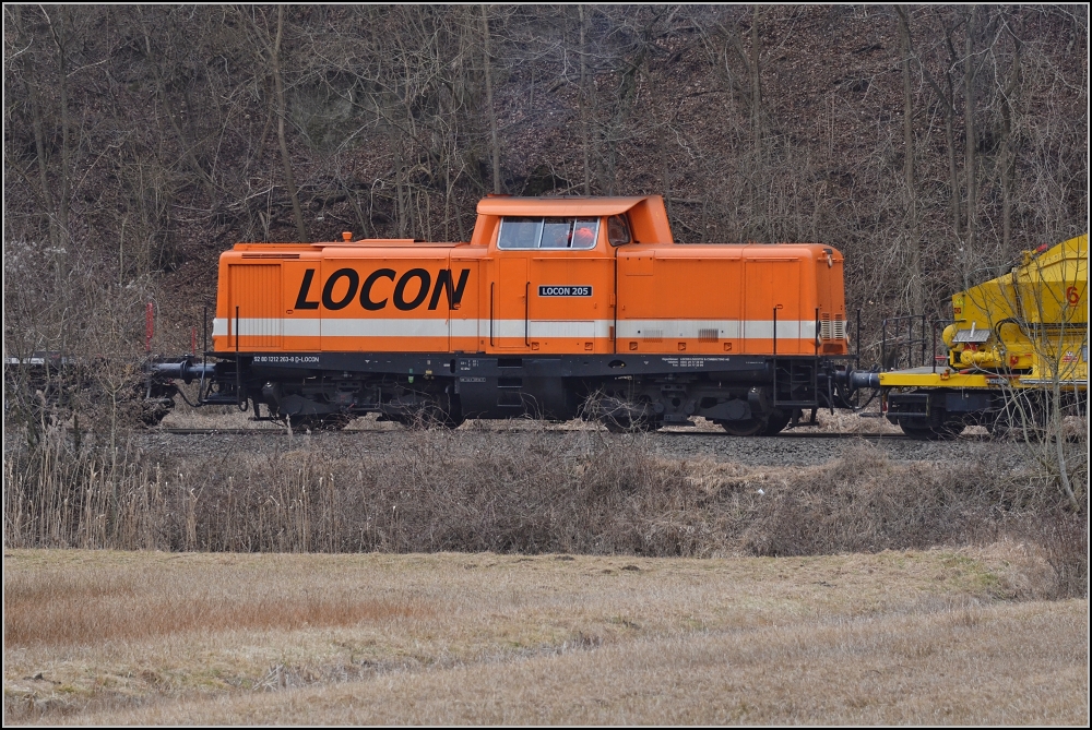 Natrliches Colorkey mit Locon 205 als Zug und Schublok auf der Bodenseegrtelbahn bei Stahringen. Mrz 2012.