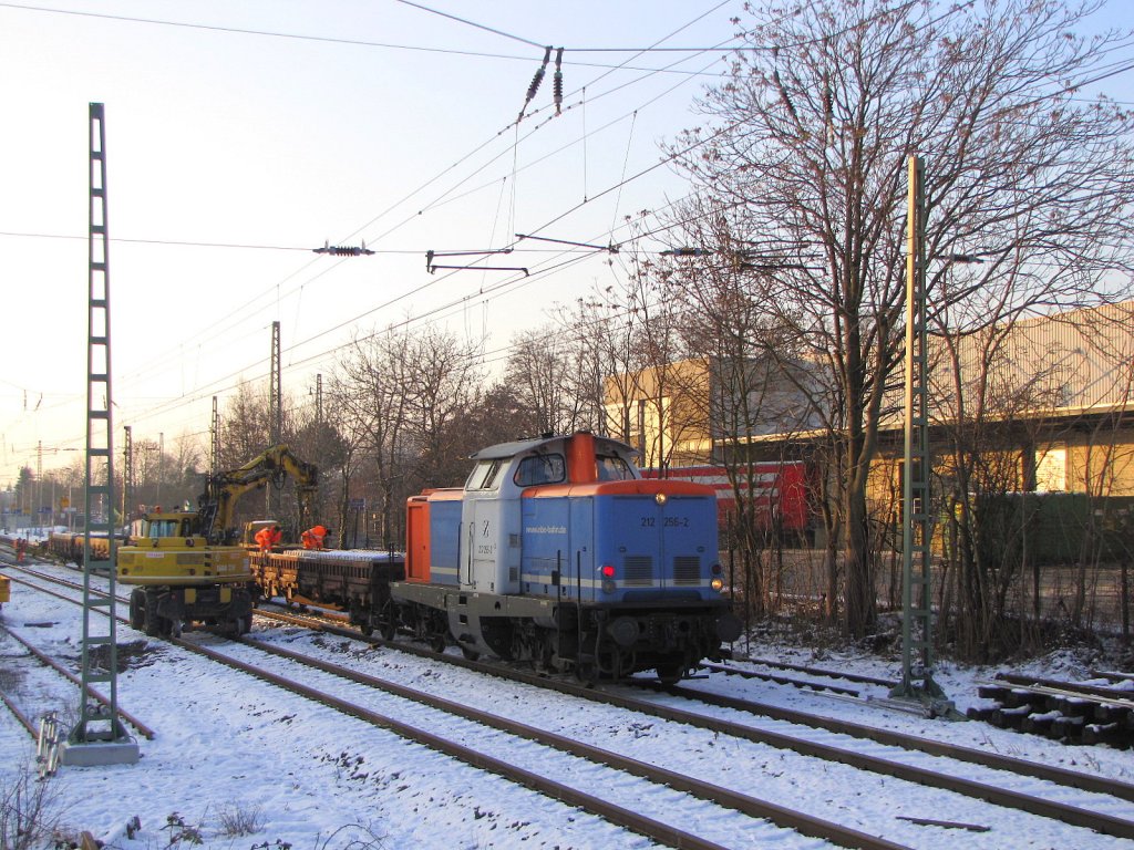 NBE 212 256-2 mit einem Bauzug in Wiesbaden-Schierstein. Die KBS 466 ist seit 28.12.09 wegen umfangreichen Bauarbeiten gesperrt; 05.01.2010