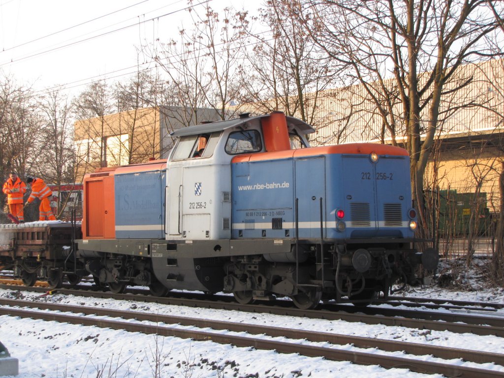 NBE 212 256-2 mit einer interessanten Lichtschaltung in Wiesbaden-Schierstein; 05.01.2010