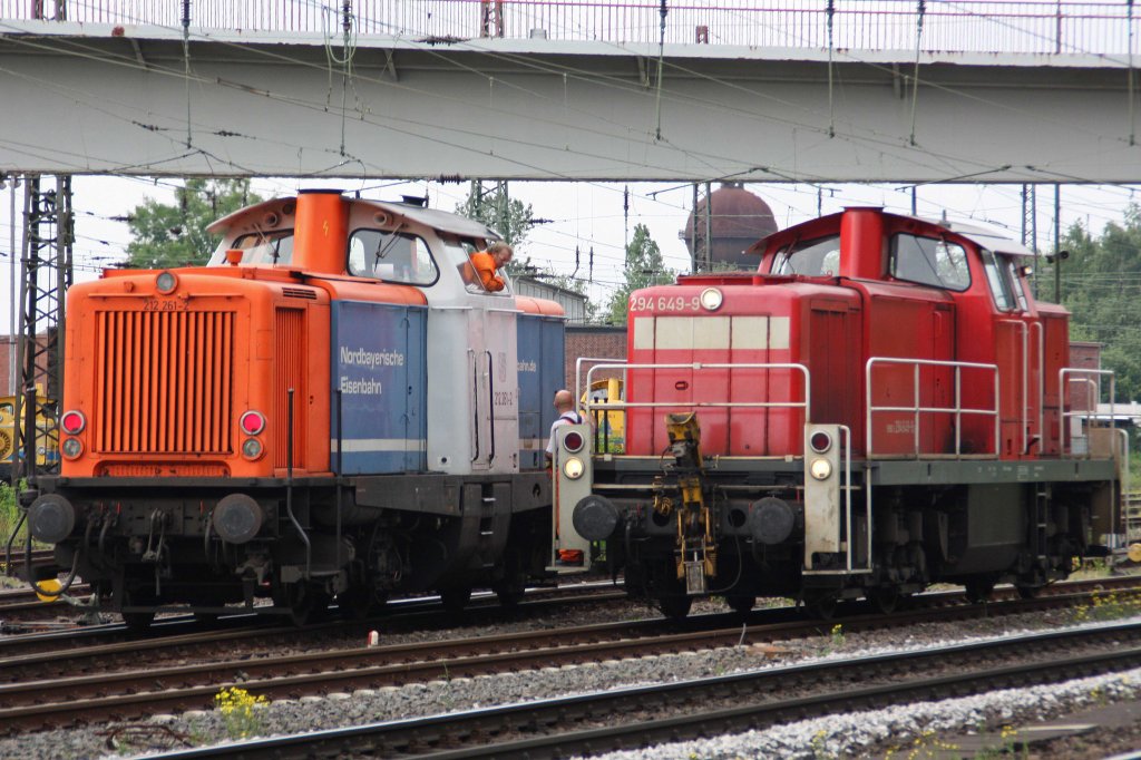 NbE 212 261 am 2.6.10 mit 294 649 in Duisburg-Entenfang