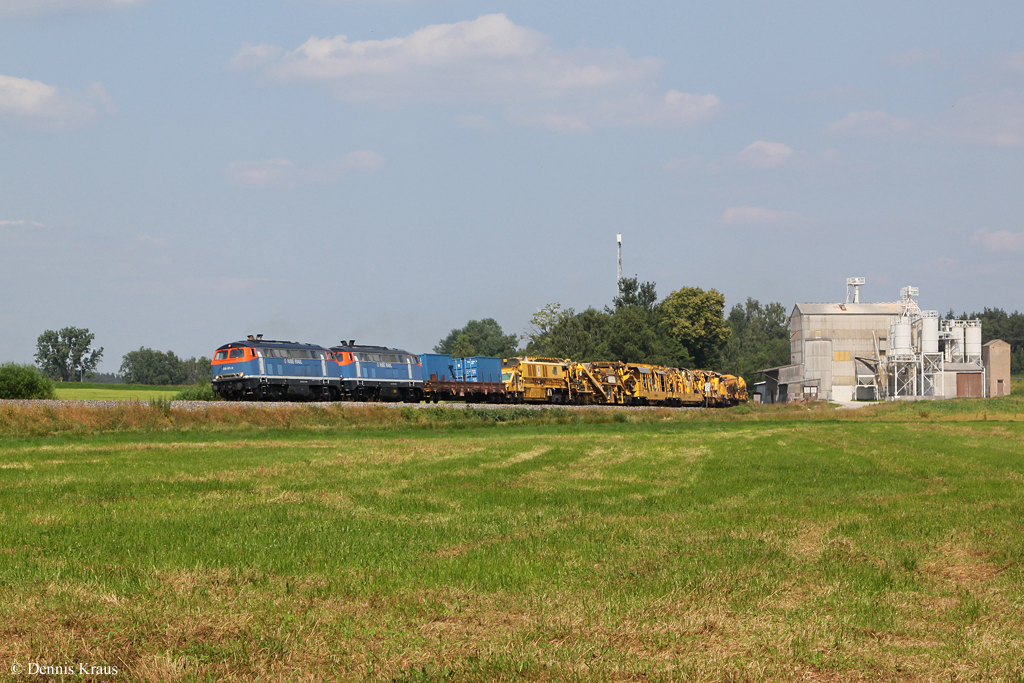 NBE 225 071 und 225 002 mit einem Bauzug am 07.07.2013 bei Thans.