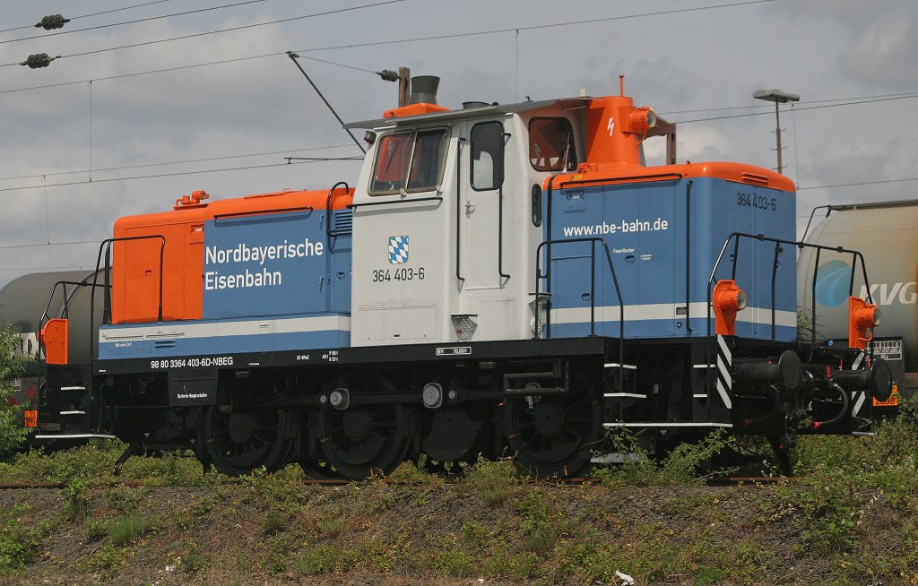 Nbe 364 403 steht am 28.5.11 in DuisburgRuhrort Bahnbilder.de